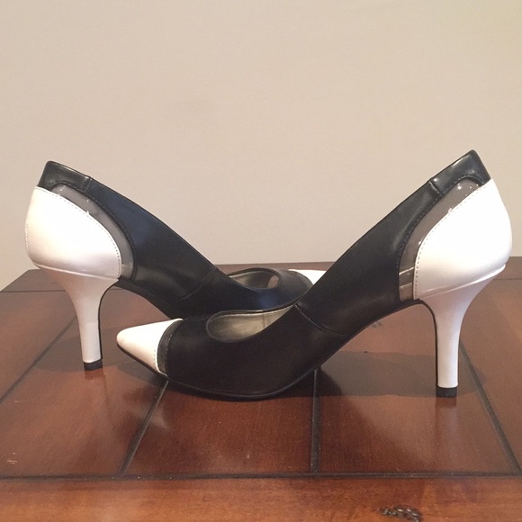 NWOT Striking Black & White Bandolino Size 5 Pumps - Picture 4 of 6